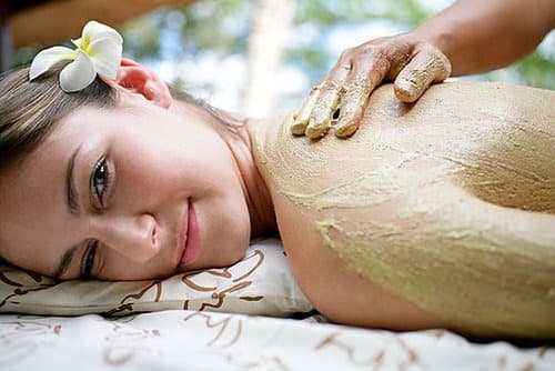 Herbal wraps for nourishing and detoxifying the skin.